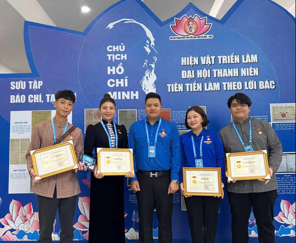 Lê Hoàng Giang (ngoài cùng bên phải) cùng các Đoàn viên đại diện cho tuổi trẻ Sơn La tại Đại hội Thanh niên tiên tiến làm theo lời Bác 2025.