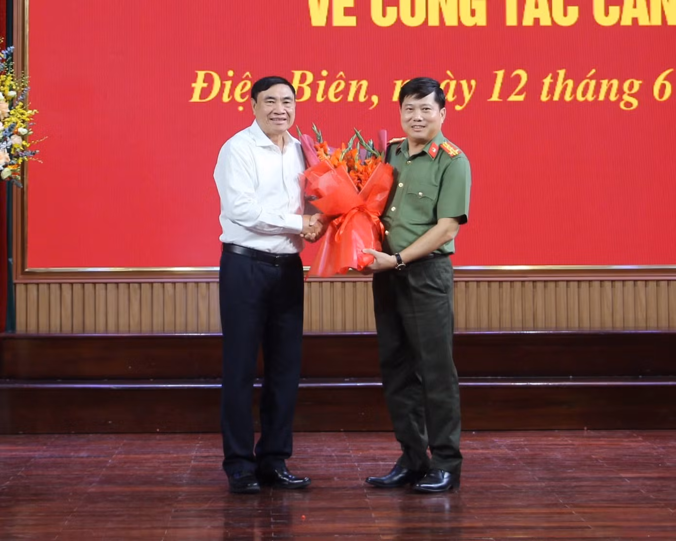 Đồng chí Trần Quốc Cường - Bí thư Tỉnh uỷ tặng hoa chúc mừng Đại tá Vũ Văn Đấu. Đồng chí Trần Quốc Cường - Bí thư Tỉnh uỷ tặng hoa chúc mừng Đại tá Vũ Văn Đấu.