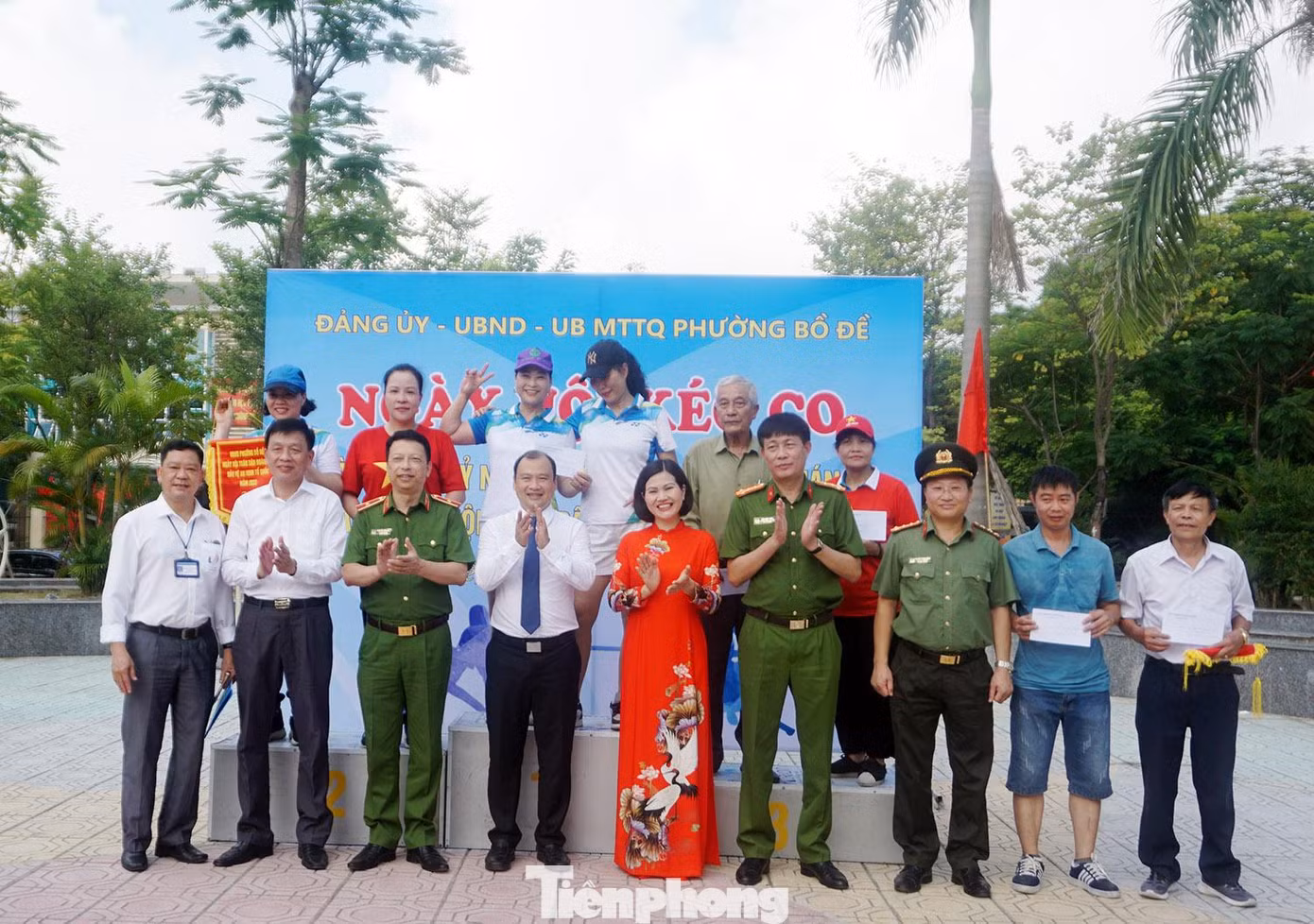 Các đại biểu chụp ảnh lưu niệm cùng các đội đoạt giải.