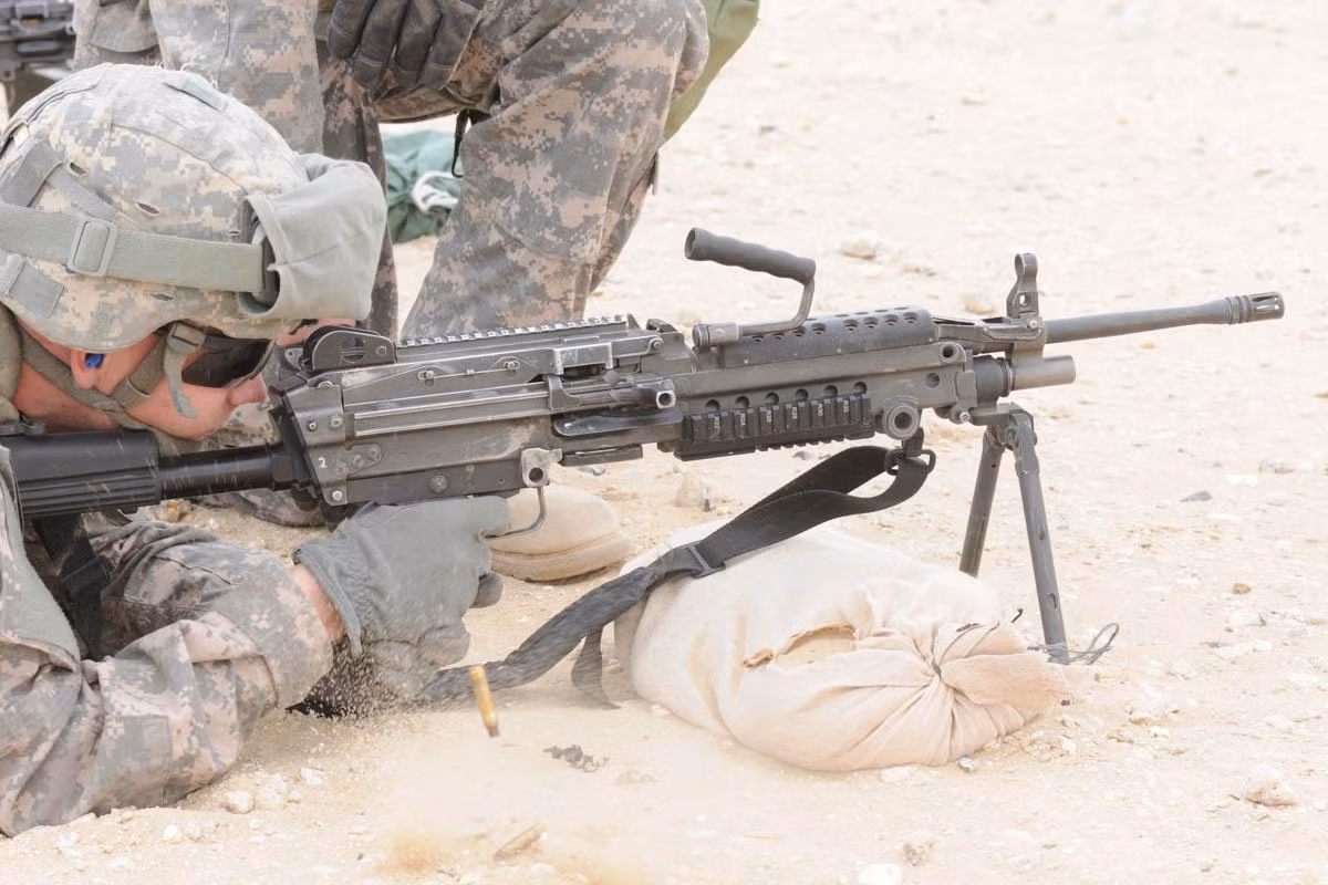 Lính Mỹ sử dụng súng máy hạng nhẹ M249. Ảnh: Military.