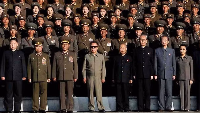 Ông Kim Jong Un (ngoài cùng bên trái) và bà Kim Kyong Hui (ngoài cùng bên phải) chụp ảnh cùng các vị quan chức cấp cao, trong đó có cố chủ tịch Kim Jong Il (đeo kính, ở giữa)