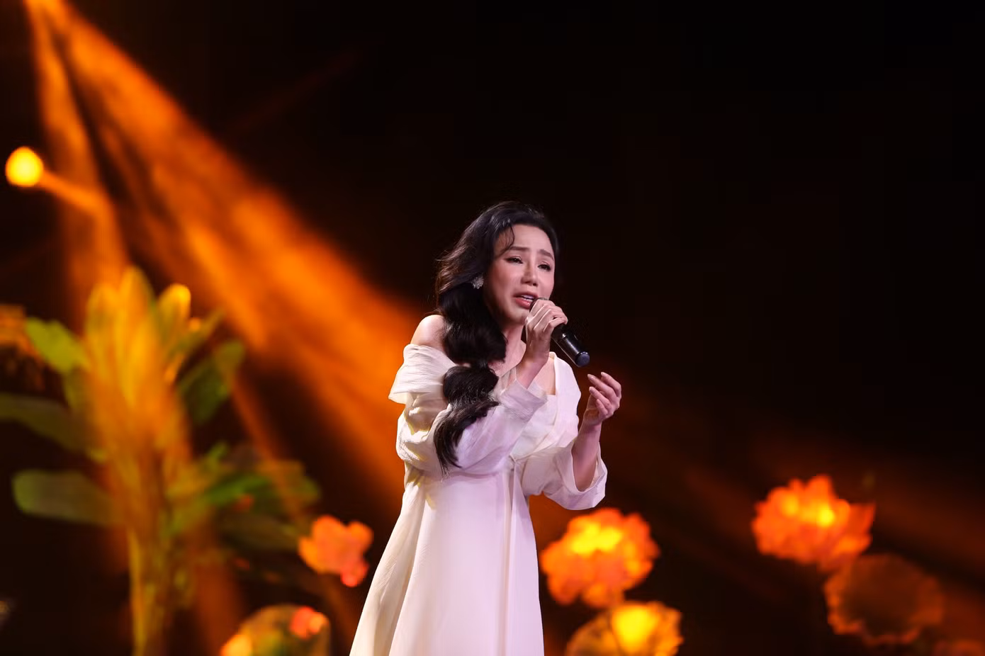 Hồ Quỳnh Hương và Lưu Hương Giang khiến khán giả thổn thức với những giai điệu đẹp và da diết về mẹ. Hồ Quỳnh Hương và Lưu Hương Giang khiến khán giả thổn thức với những giai điệu đẹp và da diết về mẹ.