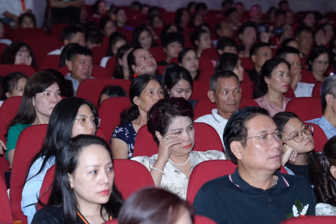 Khán giả đông chật khán phòng Cung Văn hóa Hữu nghị. Khán giả đông chật khán phòng Cung Văn hóa Hữu nghị.
