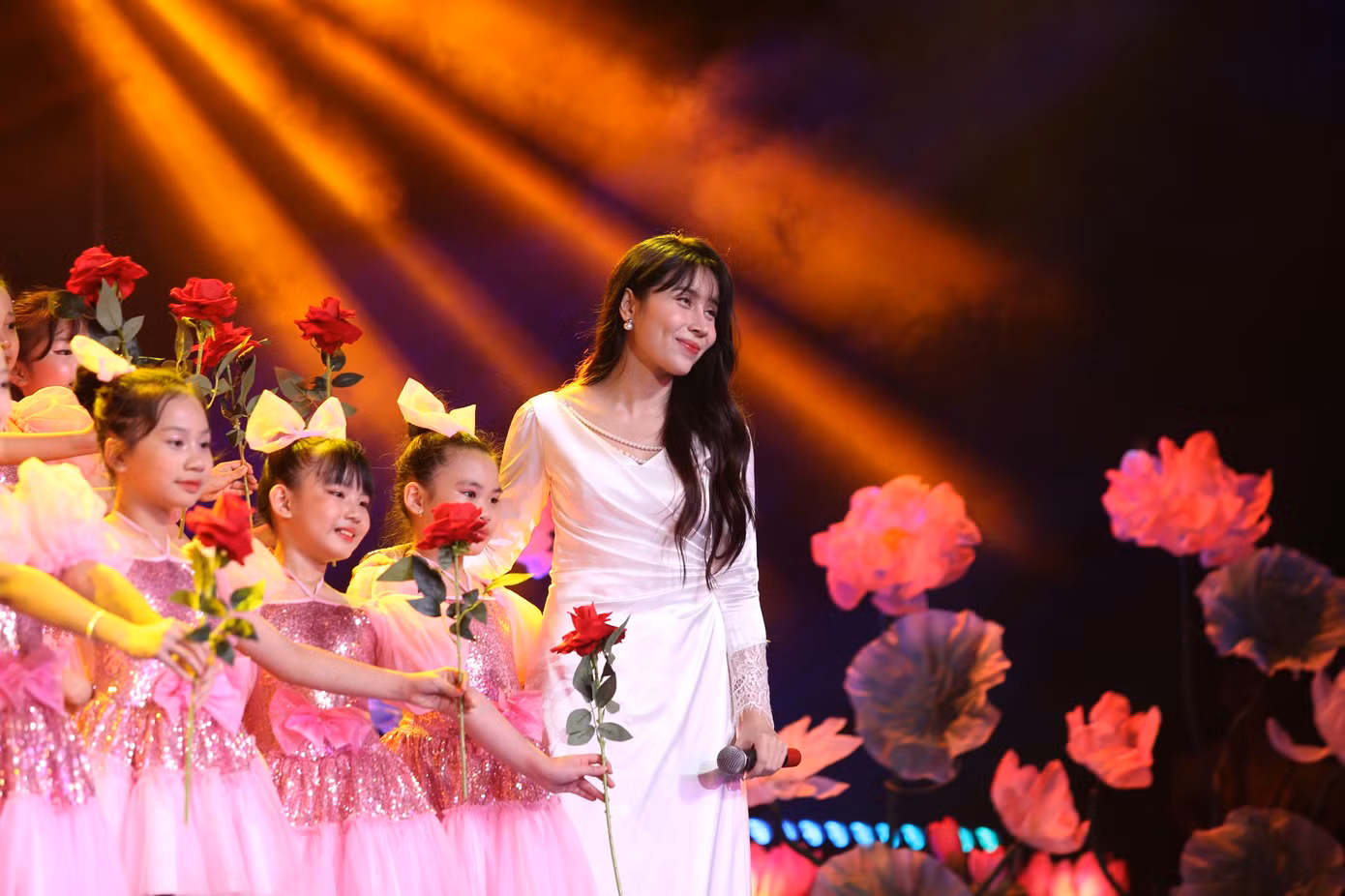 Hồ Quỳnh Hương và Lưu Hương Giang khiến khán giả thổn thức với những giai điệu đẹp và da diết về mẹ. Hồ Quỳnh Hương và Lưu Hương Giang khiến khán giả thổn thức với những giai điệu đẹp và da diết về mẹ.