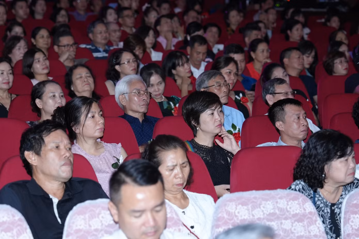 Khán giả đông chật khán phòng Cung Văn hóa Hữu nghị. Khán giả đông chật khán phòng Cung Văn hóa Hữu nghị.