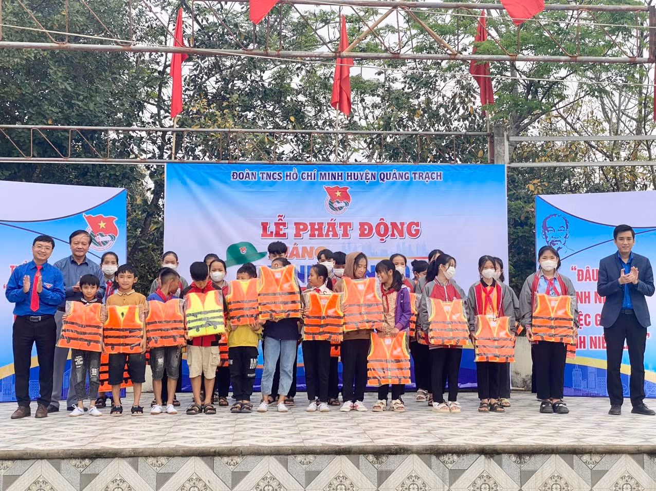 Tặng áo phao cho các em học sinh vùng sông nước