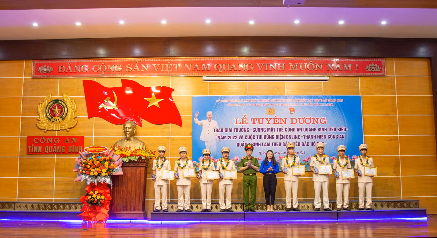 Tuyên dương Gương mặt trẻ Công an Quảng Bình tiêu biểu năm 2022.