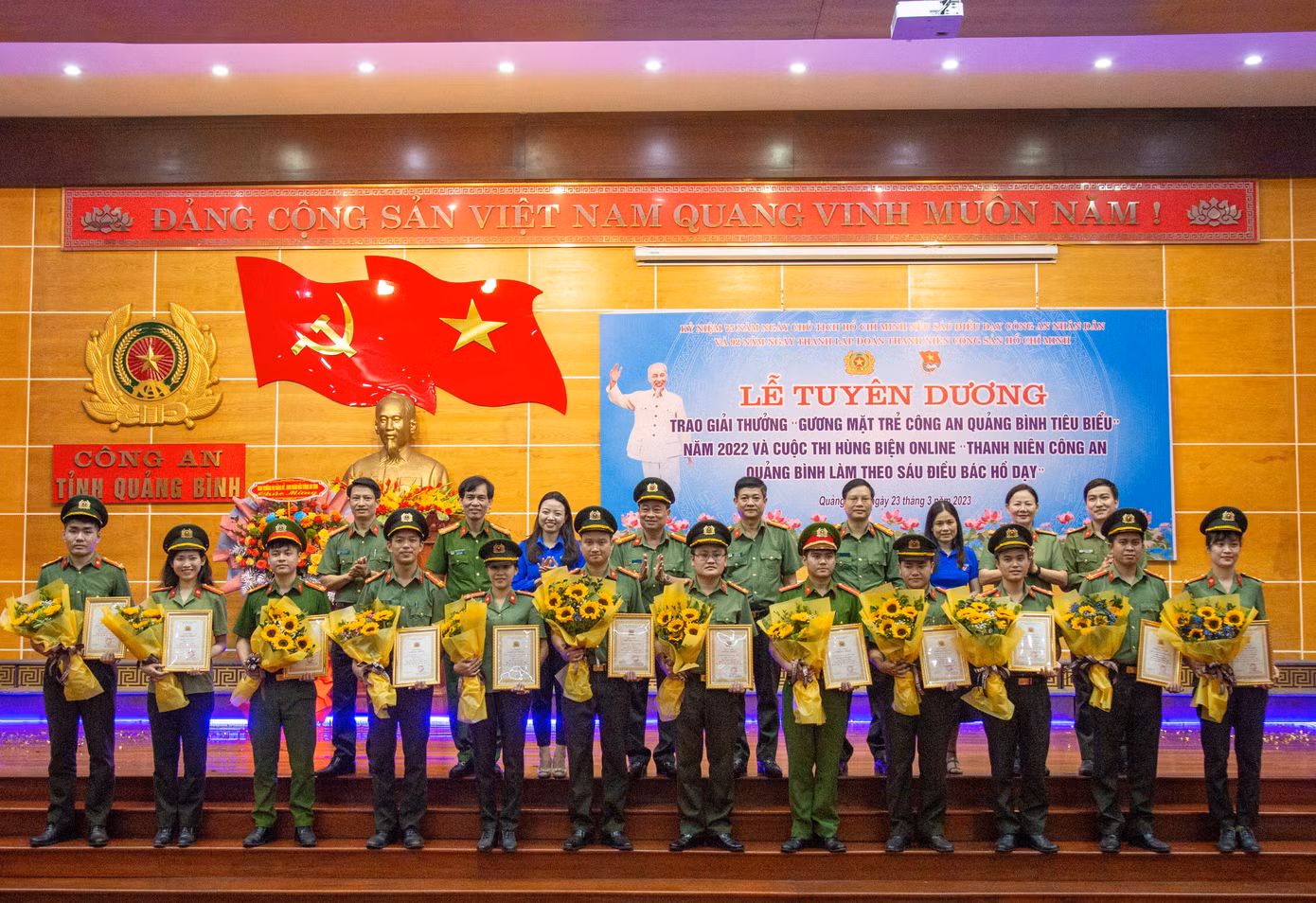 Trao giải cuộc thi hùng biện online “Thanh niên Công an Quảng Bình làm theo Sáu điều Bác Hồ dạy” năm 2023.