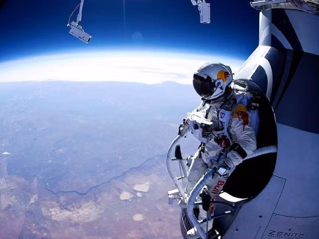 Cú nhảy ngoạn mục từ độ cao 39km của cựu chiến binh người Áo, ông Felix Baumgartner hồi tháng 10 vừa qua đã lập nên ba kỷ lục thế giới. Việc ông Felix Baumgartner thực hiện cú nhảy ngoạn mục với độ cao cao gấp 4 lần độ cao của máy bay dân sự không những thể hiện ước mơ phá vỡ kỷ lục thế giới mà còn thể hiện niềm ao ước và đam mê cua anh