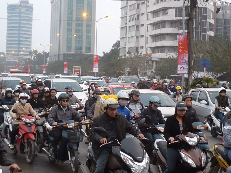 Thay vì 6h30 từ hôm nay giờ cao điểm của Hà Nội bắt đầu từ 6h sáng. Ảnh: T.Đ