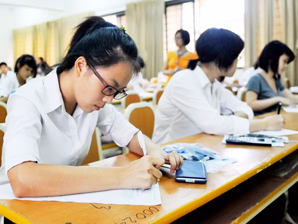 Tại điểm thi Đại học Luật Hà Nội, kỳ thi đại học, cao đẳng năm 2011. Ảnh: Hồng Vĩnh