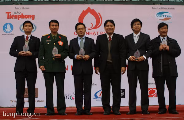 Đại diện ban tổ chức và các nhà tài trợ nhận kỷ niệm chương của chương trình Chủ Nhật Đỏ. Ảnh: Minh Đức.