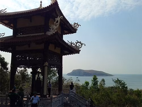 Tháp chuông trong khu vực an táng, phía xa là Đảo Yến