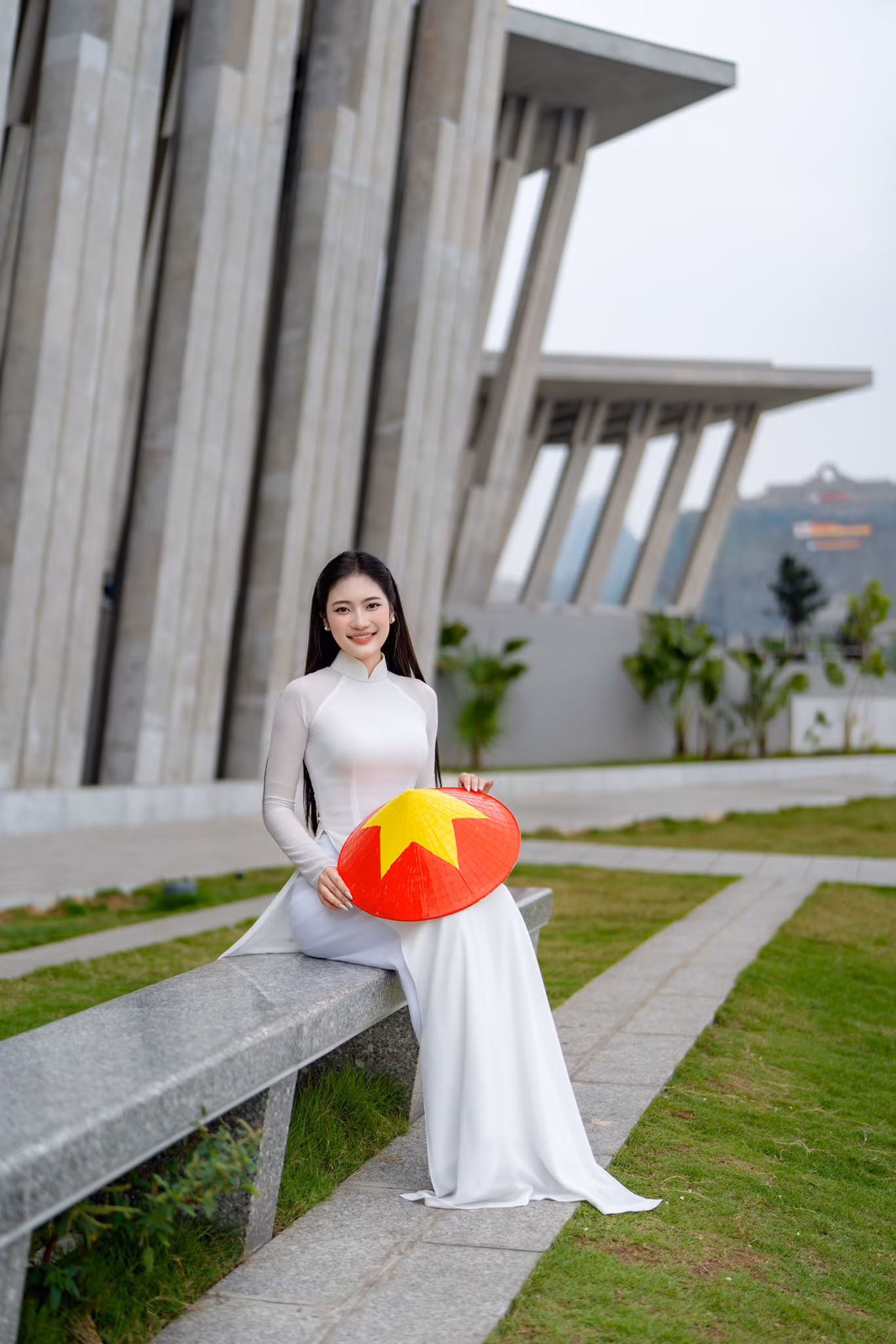 Sau hơn một tháng đồng hành tại Hoa hậu Việt Nam, Hương Giang nhớ nhất kỷ niệm thăm viếng Nghĩa trang Trường Sơn, nghĩa trang Đường 9 để dâng hương và tri ân các anh hùng liệt sĩ. “Khoảnh khắc đứng giữa hàng ngàn ngôi mộ trắng, tôi cảm nhận sâu sắc sự hy sinh lớn lao của bao thế hệ cha anh đã ngã xuống vì nền độc lập dân tộc. Tôi thấy mình cần sống xứng đáng hơn, trân quý hiện tại và biết ơn sâu sắc những giá trị mà ông cha ta đã đánh đổi bằng cả máu xương”, cô nói.