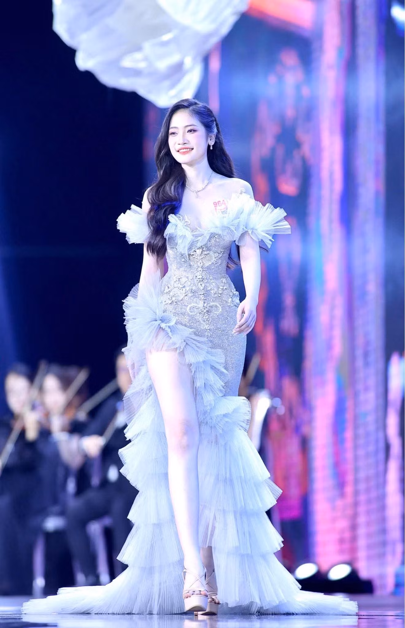 “Tôi thực sự vỡ òa trong cảm xúc. Tôi biết ơn những người luôn bên mình, là ba mẹ, gia đình, và đặc biệt biết ơn chính mình. Tôi cảm nhận mình trưởng thành hơn mỗi ngày, không chỉ về ngoại hình mà cả trong suy nghĩ, cách cư xử và sự thấu cảm. Tôi học được cách yêu thương, lắng nghe và lan tỏa nhiều giá trị tích cực hơn”, Hương Giang chia sẻ.