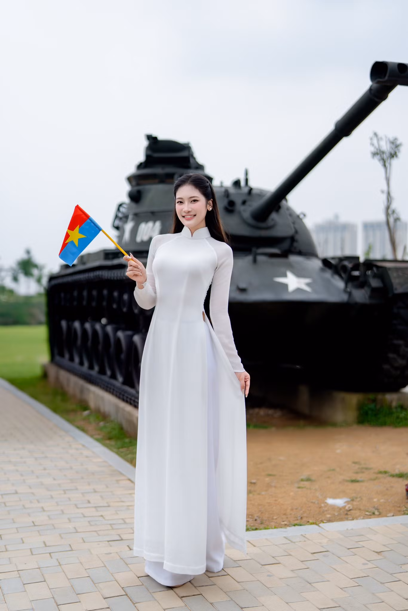 Sau hơn một tháng đồng hành tại Hoa hậu Việt Nam, Hương Giang nhớ nhất kỷ niệm thăm viếng Nghĩa trang Trường Sơn, nghĩa trang Đường 9 để dâng hương và tri ân các anh hùng liệt sĩ. “Khoảnh khắc đứng giữa hàng ngàn ngôi mộ trắng, tôi cảm nhận sâu sắc sự hy sinh lớn lao của bao thế hệ cha anh đã ngã xuống vì nền độc lập dân tộc. Tôi thấy mình cần sống xứng đáng hơn, trân quý hiện tại và biết ơn sâu sắc những giá trị mà ông cha ta đã đánh đổi bằng cả máu xương”, cô nói.