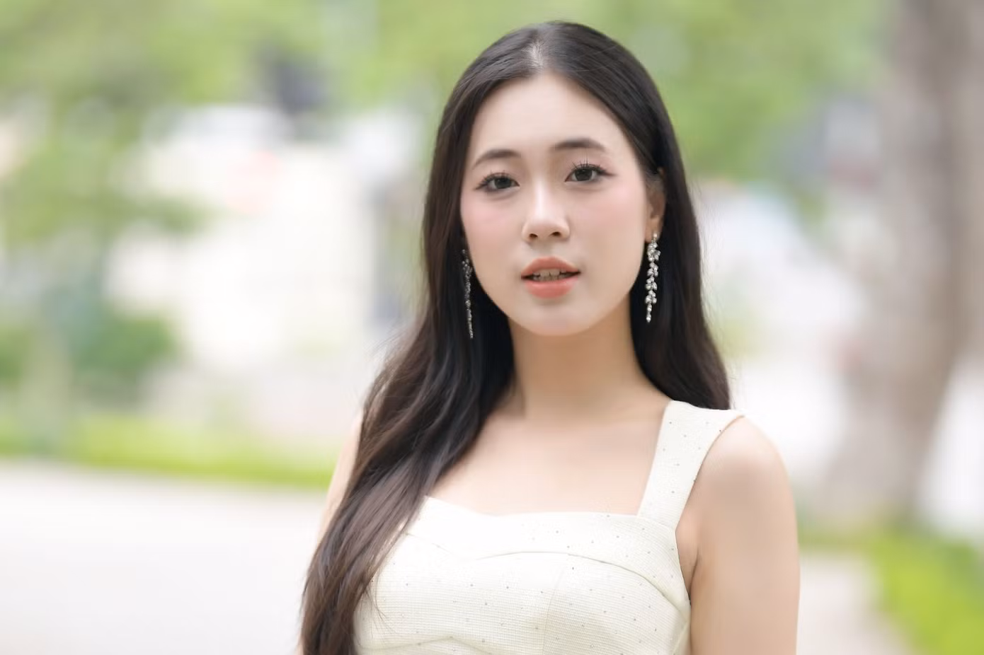 Theo Phương Chi, cô không đặt mục tiêu nào cụ thể tại Hoa hậu Việt Nam 2024. Cô xem đây là cơ hội để thử sức và trải nghiệm những điều mới mẻ. "Tôi chưa bao giờ nghĩ đến khoảnh khắc đăng quang, chỉ nghĩ mình đi thi một lần để khám phá giới hạn bản thân. Nói liều thì hơi quá nhưng tôi luôn muốn thử thách mình ở những hành trình mới", cô nói. Theo Phương Chi, cô không đặt mục tiêu nào cụ thể tại Hoa hậu Việt Nam 2024. Cô xem đây là cơ hội để thử sức và trải nghiệm những điều mới mẻ. "Tôi chưa bao giờ nghĩ đến khoảnh khắc đăng quang, chỉ nghĩ mình đi thi một lần để khám phá giới hạn bản thân. Nói liều thì hơi quá nhưng tôi luôn muốn thử thách mình ở những hành trình mới", cô nói.