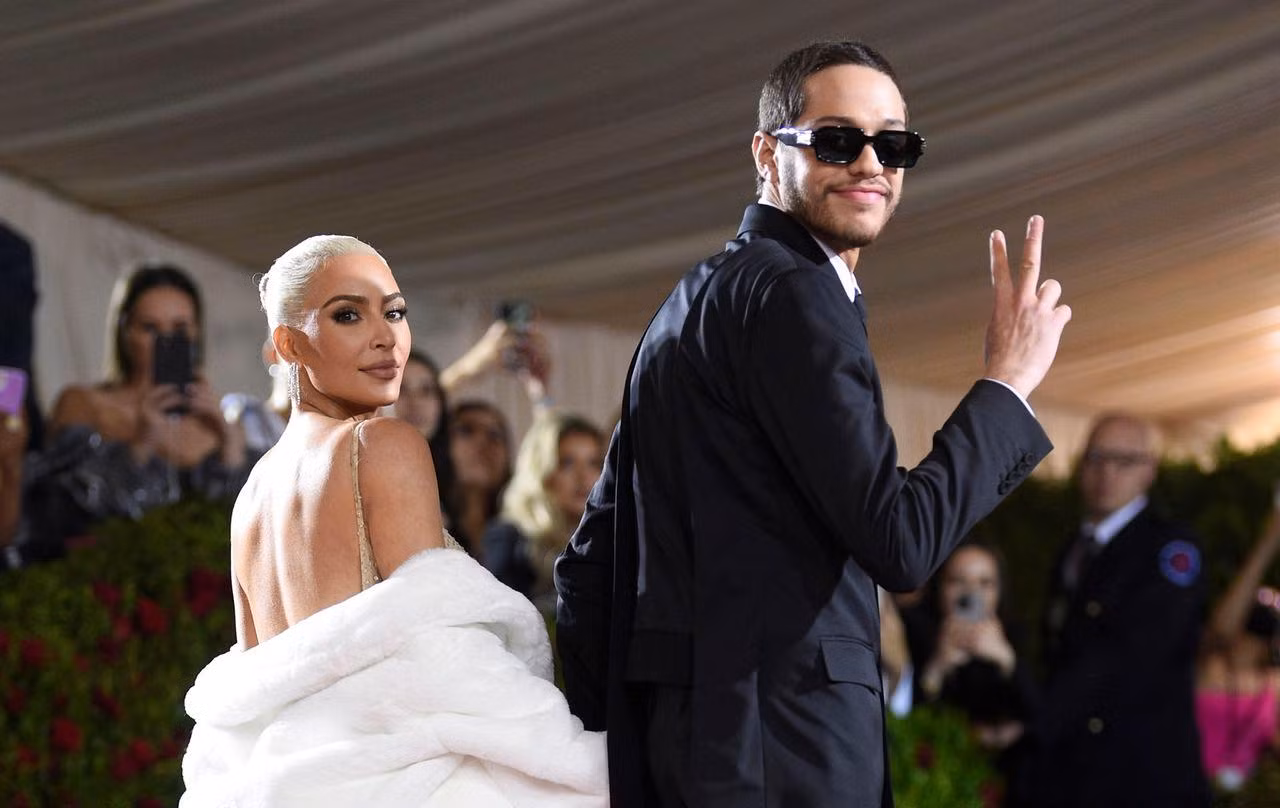 Kim Kardashian đang hạnh phúc bên tình mới - Pete Davidson