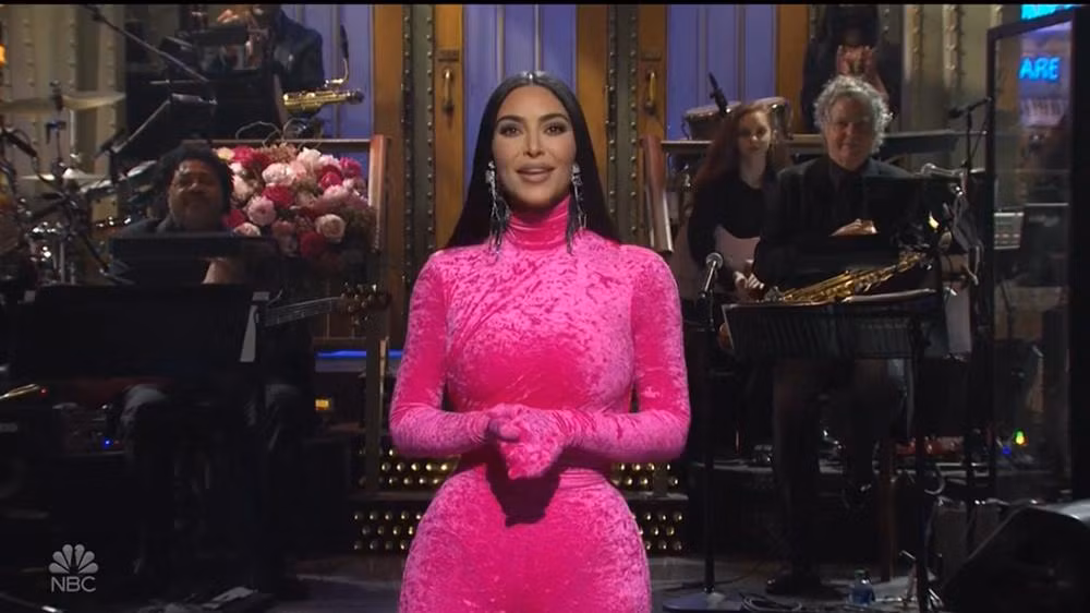 Kim Kardashian mở màn "Saturday Night Live" trong trang phục Kanye West làm stylist
