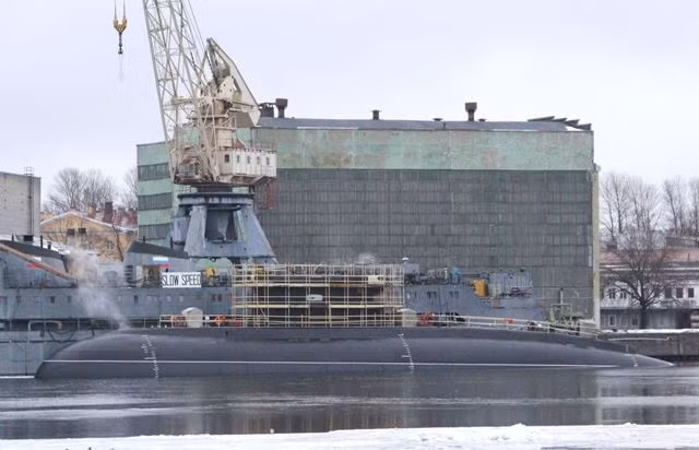 Tàu ngầm diesel-điện Project 636.1 Kilo thứ hai của Việt Nam tại xưởng Nhà máy đóng tàu Admiralty (St. Petersburg) hôm 28-12-2012 