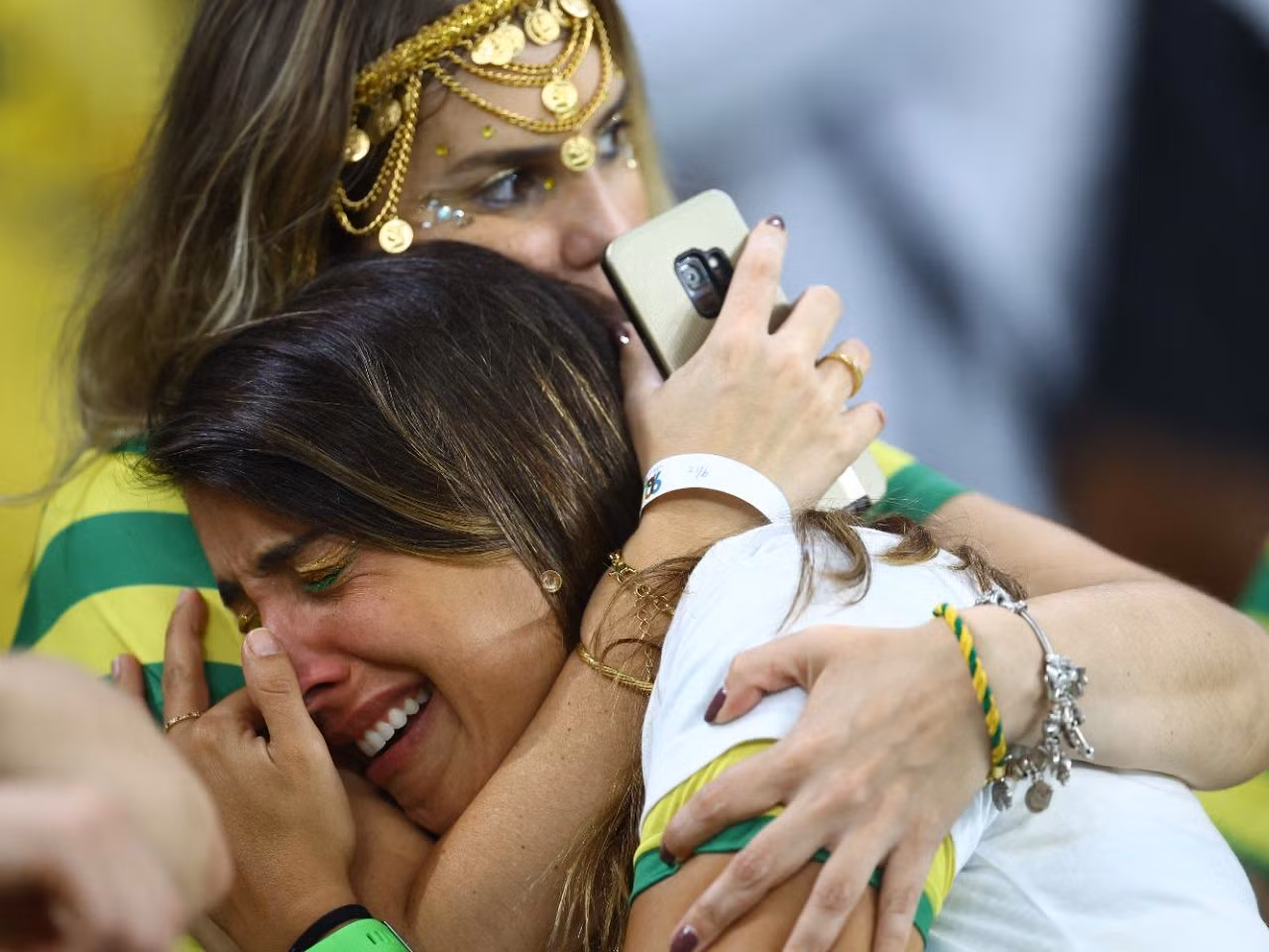 Fan nữ oà khóc khi Brazil bị loại.