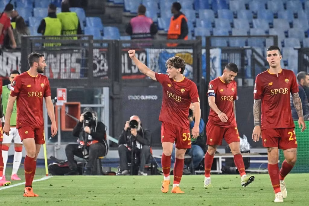 Niềm vui của các cầu thủ Roma sau khi Bove ghi bàn. Niềm vui của các cầu thủ Roma sau khi Bove ghi bàn.
