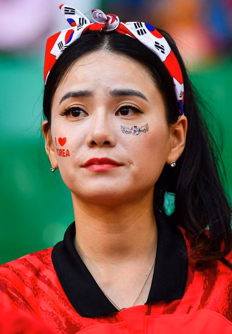 Nét mặt đăm chiêu.