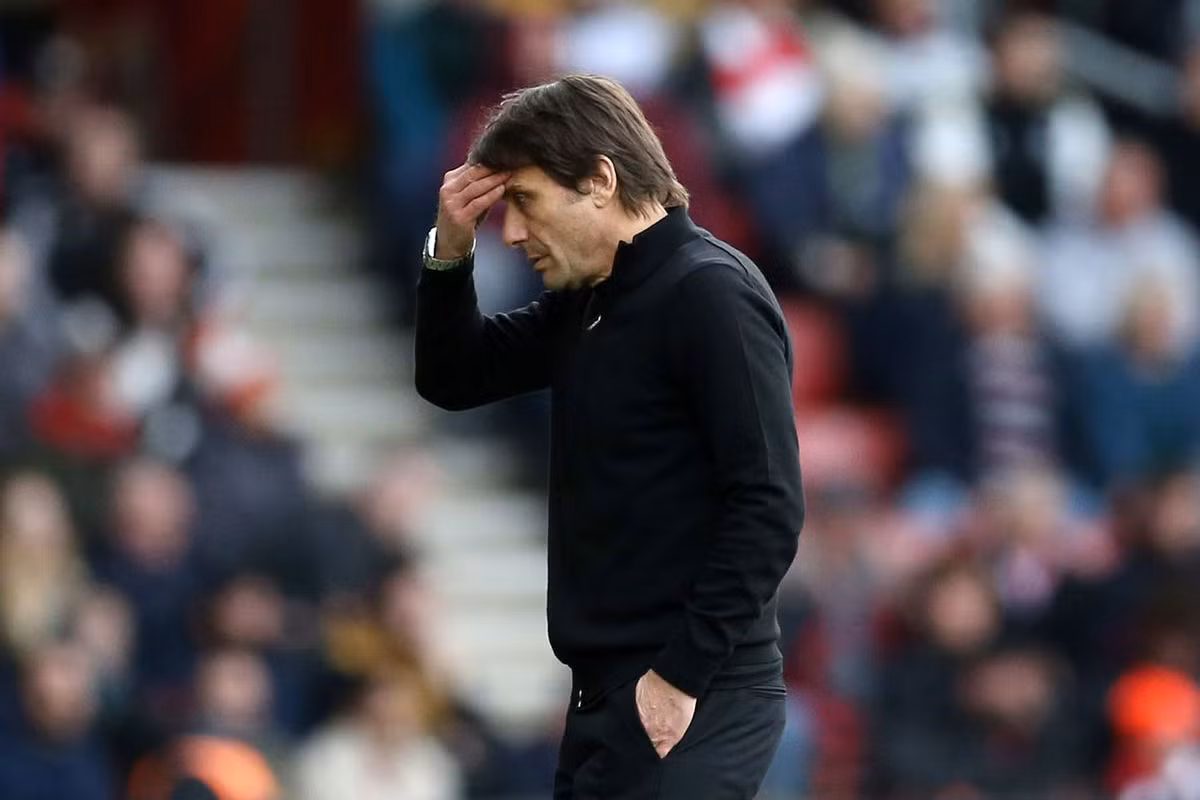 2. Antonio Conte (vừa bị Tottenham sa thải). 2. Antonio Conte (vừa bị Tottenham sa thải).