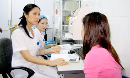 Bác sĩ Đinh Bích Thủy tư vấn cho một bạn trẻ