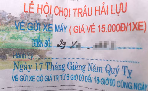 Đầu tiên là dịch vụ trông giữ ô tô, xe máy nhan nhản mọc lên, tha hồ chặt chém du khách. Cụ thể, hầu hết các điểm trong giữ xe đều thu 30.000đ/vé xe máy, 100.000đ/vé ô tô, thời hạn từ 6h đến 18h cùng ngày