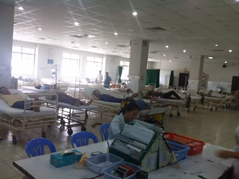 Hàng loạt bệnh nhân cấp cứu tối 22 rạng sáng 23/9 đã được người thân di chuyển sang bệnh viện khác. ảnh L.N