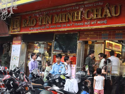 Người dân đổ xô mua vàng hôm 28/6 tại Bảo Tín Minh Châu Ảnh: Nguyễn Thảo