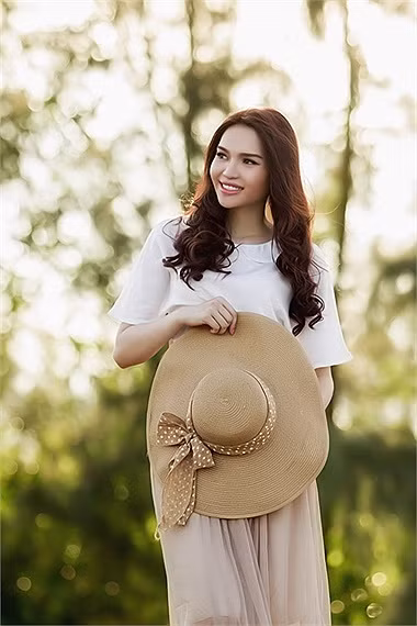 Bên cạnh đó, Diệu Hân cũng tỏ ra nhiệt tình với công tác quảng bá Văn hóa - Du lịch Việt Nam. Vừa qua, người đẹp 22 tuổi đã ứng cử vào vị trí Đại sứ du lịch Việt Nam nhiệm kỳ thứ 2 thay thế diễn viên Lý Nhã Kỳ
