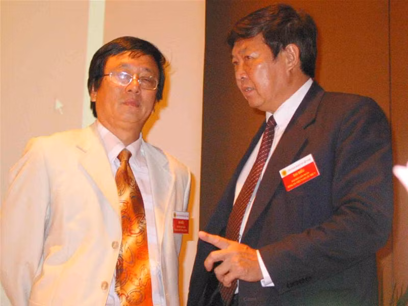 Quang cảnh Đại hội Nhiều vấn đề "nóng" làm đại biểu... khát Tâm sự phút giải lao Phút tâm tư của ông Phạm Ngọc Viễn ĐB Võ Quốc Thắng, Đoàn Nguyên Đức thảo luận các vấn đề ngoài hành lang LS Hải: "Tôi mà được mỗi 1 phiếu là tại anh đấy nhé!" Chủ tịch VFF khóa 4 Mai Liêm Trực trả lời phỏng vấn truyền hình LS Hải và ông Ngô Tử Hà: "Em xin bác chia sẻ tí kinh nghiệm" Cân nhắc kỹ trước khi đặt bút phiếu Được rồi, đã bỏ phiếu xong 116 đại biểu bỏ phiếu chọn BCH mới Hòm phiếu đầy đủ trước khi kiểm phiếu
