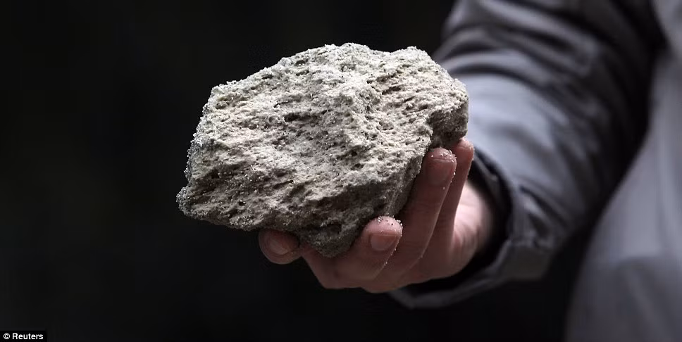 Một hòn đá văng ra từ cụm núi lửa