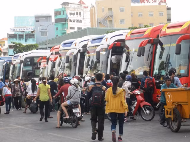 Người dân vội vã rời Sài Gòn về quê sớm ảnh 3