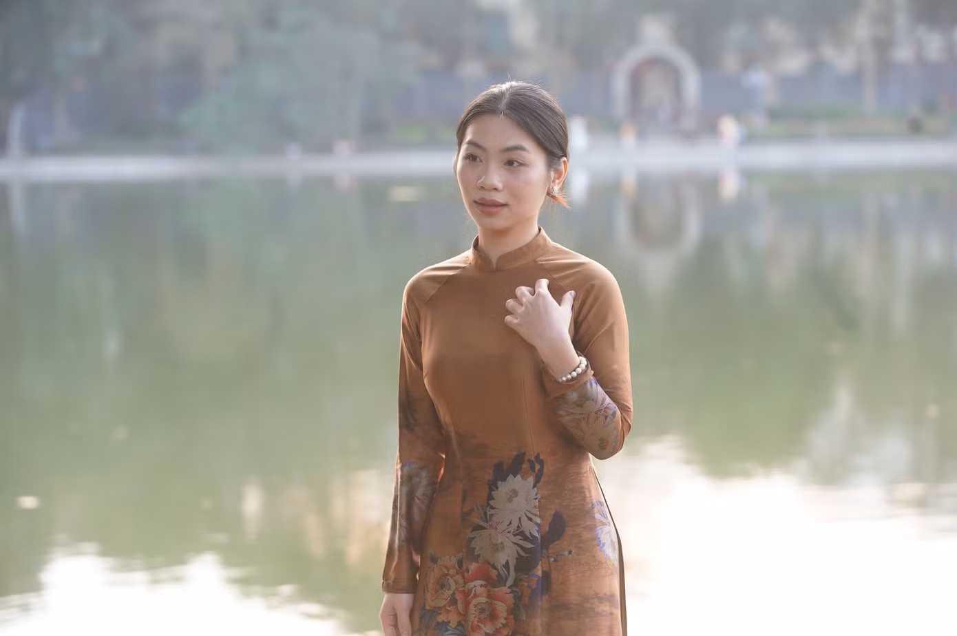 Dưới nắng vàng ấm áp, nhiều bạn trẻ đã tranh thủ thả dáng để có được những tấm hình rực rỡ đầu năm. Dưới nắng vàng ấm áp, nhiều bạn trẻ đã tranh thủ thả dáng để có được những tấm hình rực rỡ đầu năm.