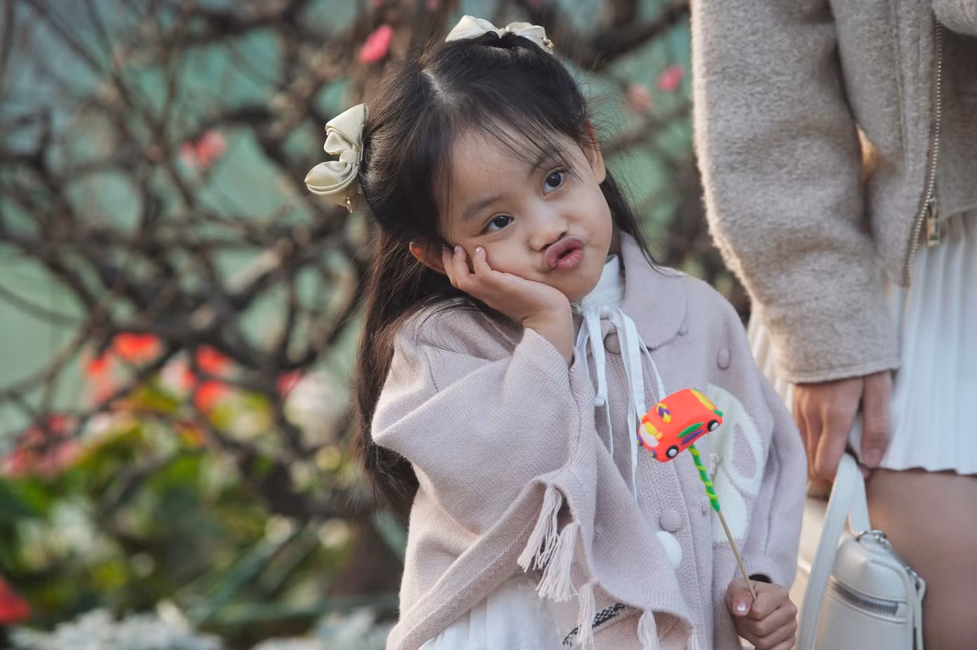 Các em nhỏ xúng xính diện đồ đón xuân, dạo chơi cùng gia đình, làm không khí phố phường càng thêm thanh bình, dễ chịu. Các em nhỏ xúng xính diện đồ đón xuân, dạo chơi cùng gia đình, làm không khí phố phường càng thêm thanh bình, dễ chịu.