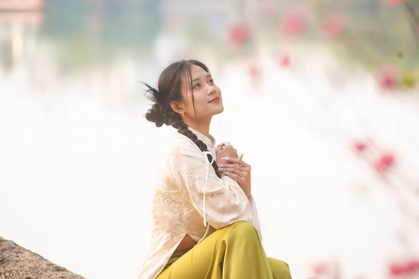Dưới nắng vàng ấm áp, nhiều bạn trẻ đã tranh thủ thả dáng để có được những tấm hình rực rỡ đầu năm. Dưới nắng vàng ấm áp, nhiều bạn trẻ đã tranh thủ thả dáng để có được những tấm hình rực rỡ đầu năm.