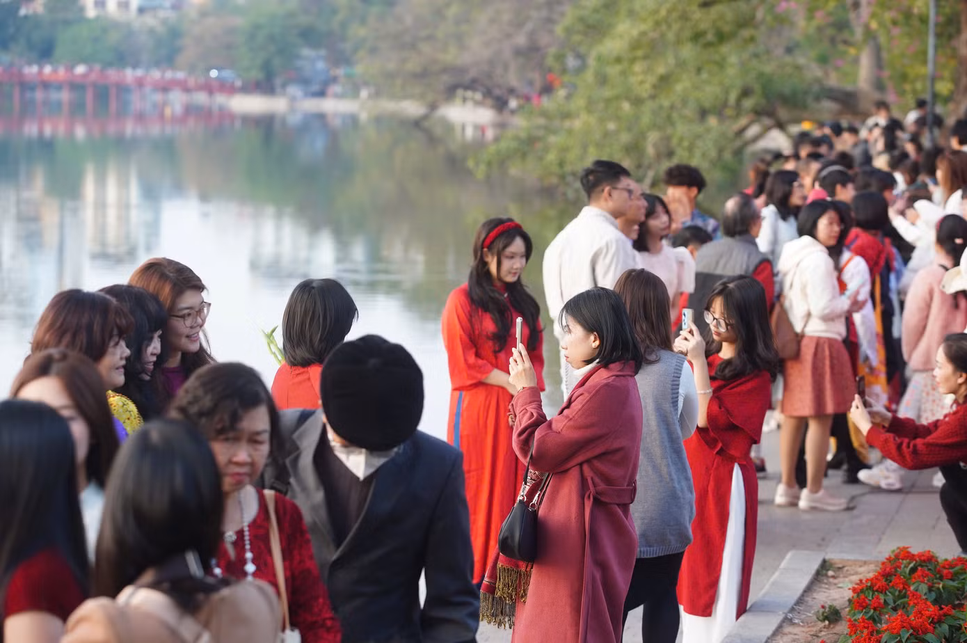 Khoảng 14h, lượng người dân và du khách di chuyển tới khu vực Hồ Gươm ngày càng nhiều. Khoảng 14h, lượng người dân và du khách di chuyển tới khu vực Hồ Gươm ngày càng nhiều.