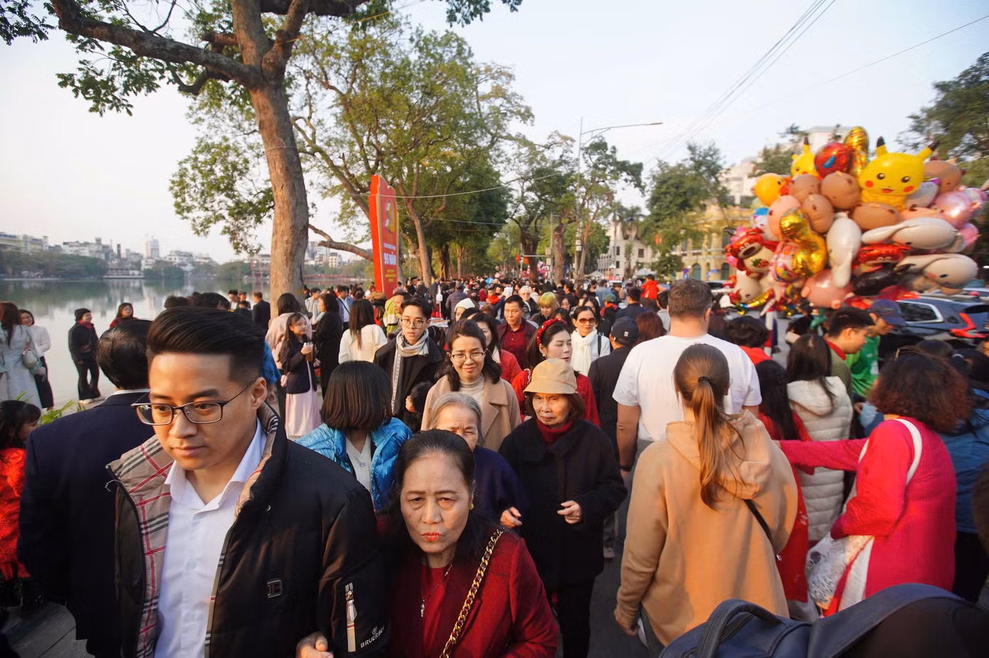 Từ khoảng 12h trưa, khuôn viên quanh Hồ Gươm đông nghịt người dân du xuân. Từ khoảng 12h trưa, khuôn viên quanh Hồ Gươm đông nghịt người dân du xuân.