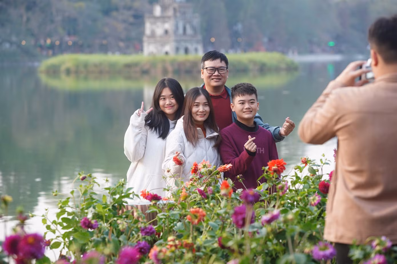 Nhiều gia đình cũng chọn thời điểm này để lưu lại những bức hình kỷ niệm đón tân xuân bên người thân. Nhiều gia đình cũng chọn thời điểm này để lưu lại những bức hình kỷ niệm đón tân xuân bên người thân.