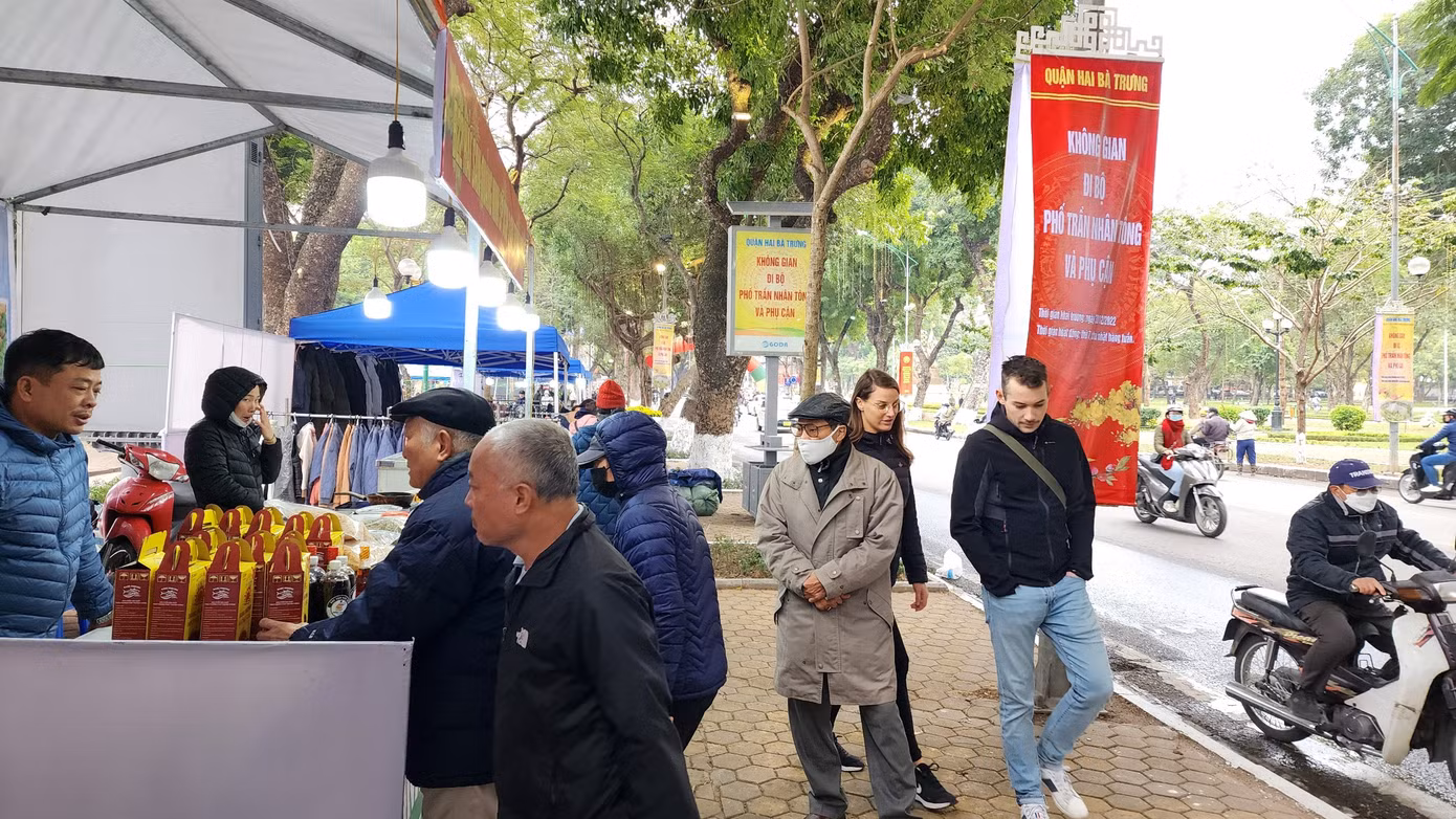 Các gian hàng bắt đầu đông khách vãng lai, thu hút cả du khách nước ngoài dạo qua tham quan.