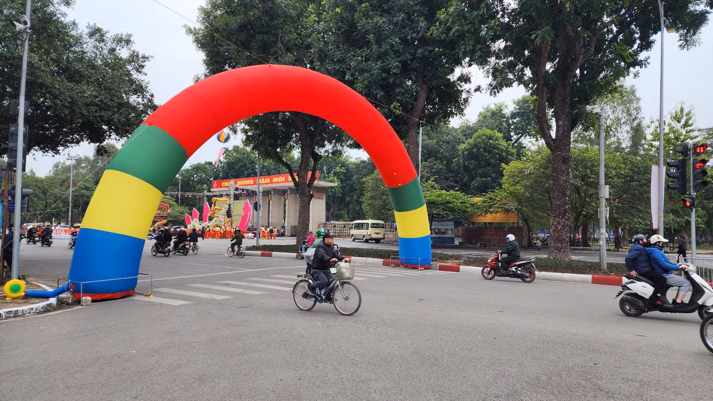 Góc nhìn cổng lớn Công viên Thống Nhất từ hướng phố Trần Bình Trọng.