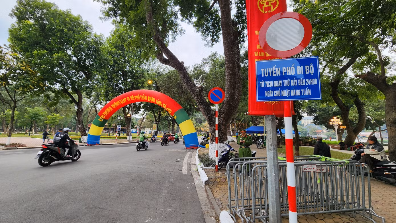 Khu vực cổng chào đã được dựng lên gọn gàng. Với sự có mặt sẵn sàng của lực lượng chức năng hỗ trợ.