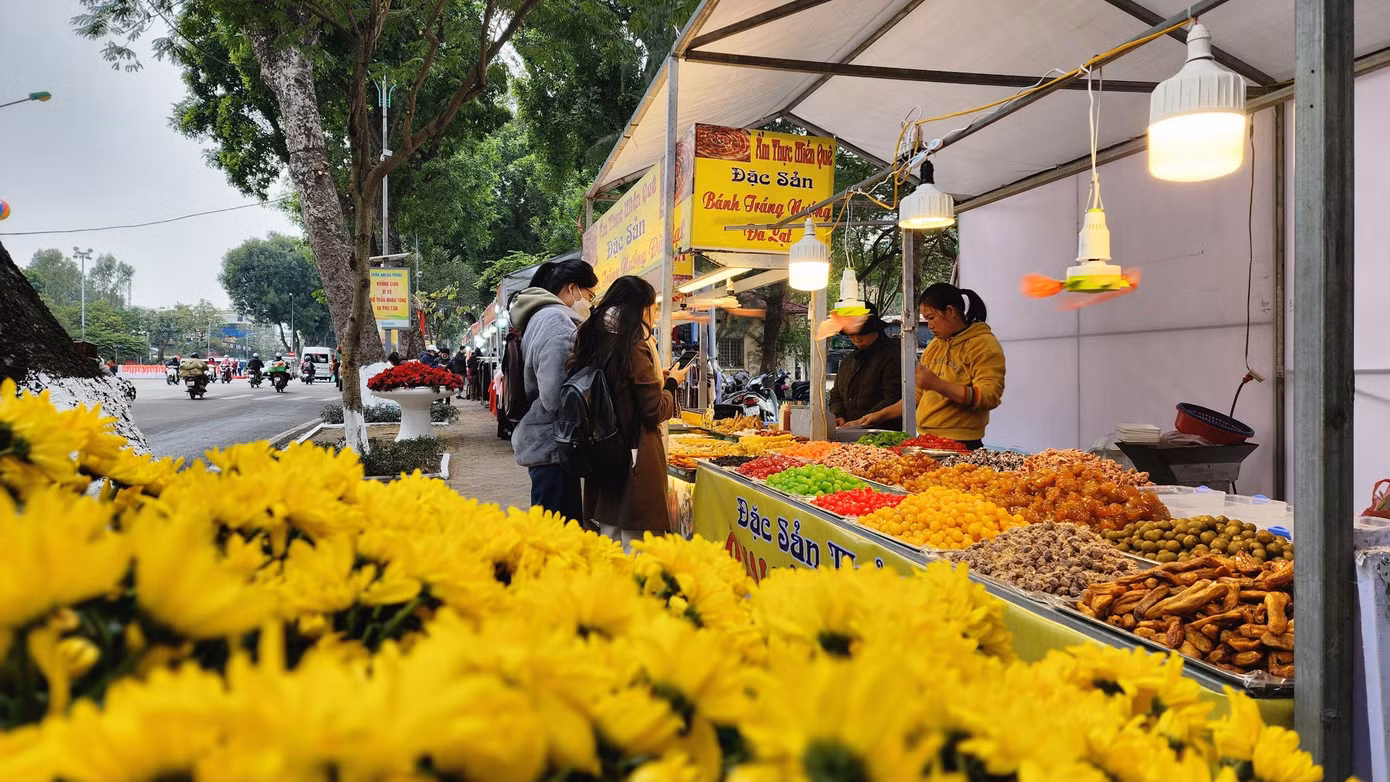 Trở qua phía bên mặt công viên Thống Nhất khu vực đã hạ rào, công tác khẩn trương nước rút trước giờ "G" đang diễn ra đồng loạt tại nhiều điểm.