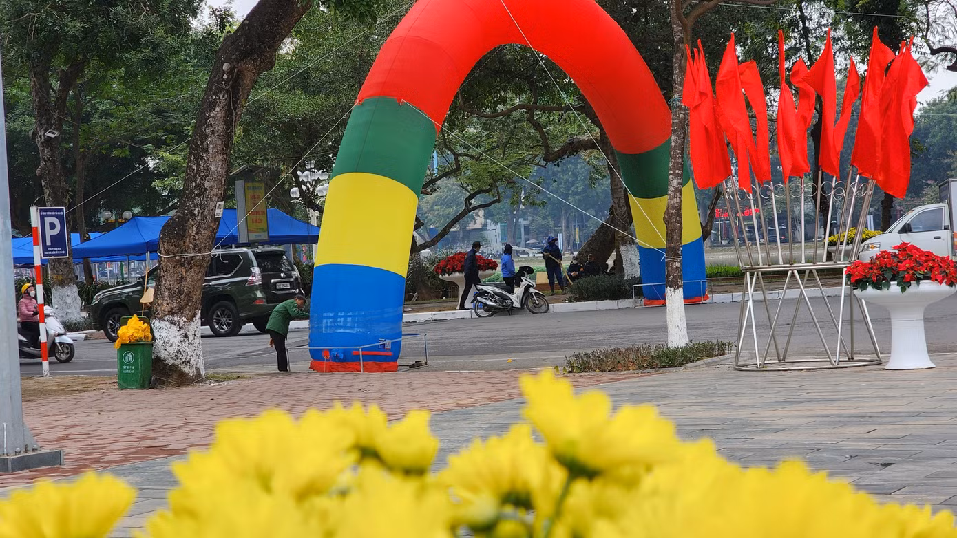 Góc nhìn cổng chào từ hướng tượng đài Công an Nhân dân.