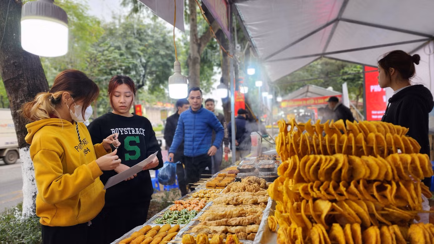 Đặc biệt thu hút trong tiết trời đông rét là không gian hàng ẩm thực, thơm nức với khói bay nghi ngút.