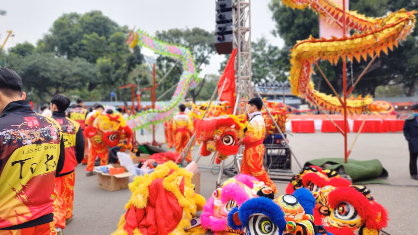 Không khí nhộn nhịp tại khu vực cổng chính của công viên Thống Nhất. Sân khấu biểu diễn và các đội văn nghệ rộn ràng tập luyện.