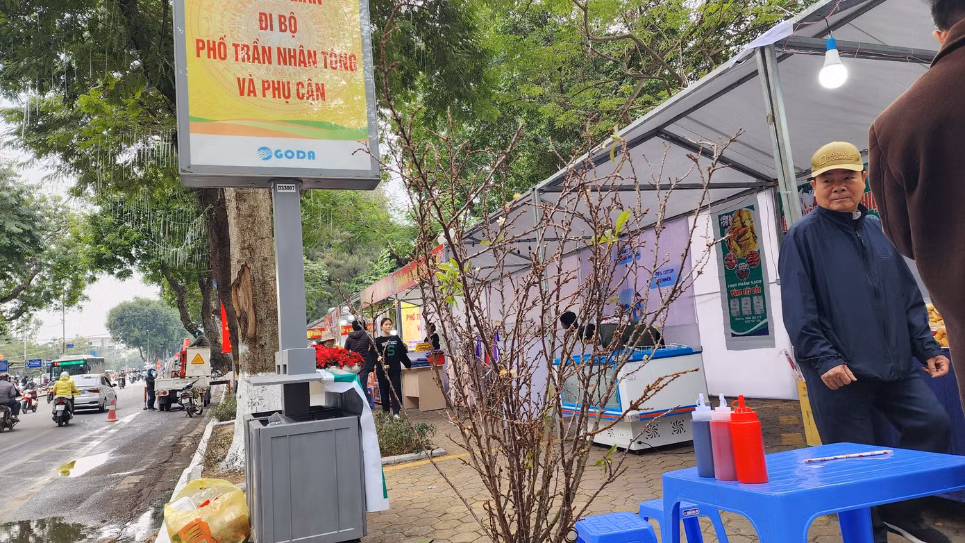 Phía bên khu vực hồ Thiền Quang cũng đã hoàn chỉnh các gian hàng. Tới thời điểm này đã có đông đảo người dân háo hức tới sớm để tham quan.